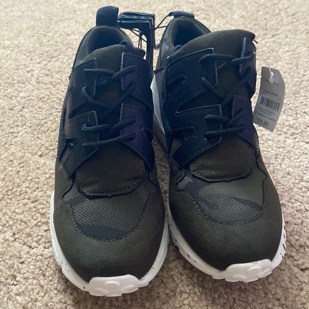 Brand: Time and Tru
Size: 7
Color: army green and black